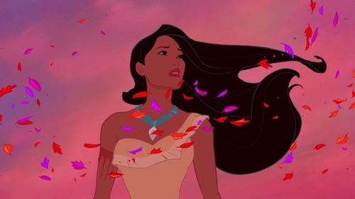 Que fait Pocahontas quand elle apprend que sa tribu et les colons vont se battre ?