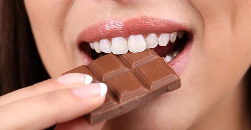 Pour qualifier le goût, en dégustant du chocolat, on peut utiliser différents termes. Cherchez l'intrus :