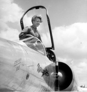 Le 21 décembre 1952, elle bat un record de vitesse féminin sur avion à réaction Mistral à la moyenne de...