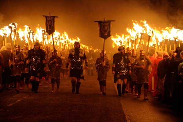 Dans les Shetland, que célèbre la fête de Up Helly Aa ?