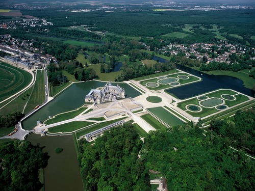 Quel est ce château, qui a servi de modèle pour les jardins de Versailles ?