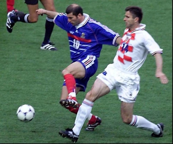 A la 28e minute, Zinédine Zidane ouvre le score.