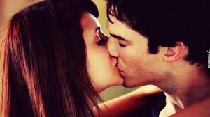 De qui Elena est-elle amoureuse à partir de la saison 3 ?