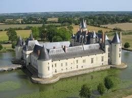 Quel château a servi de lieu de tournage à de nombreux films, dont "Peau d’Âne" et "Fanfan la Tulipe" ?