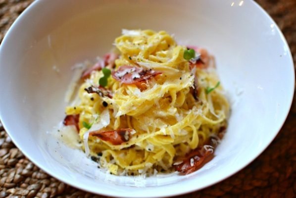 Que ne faut-il surtout pas mettre dans la pasta alla carbonara ?