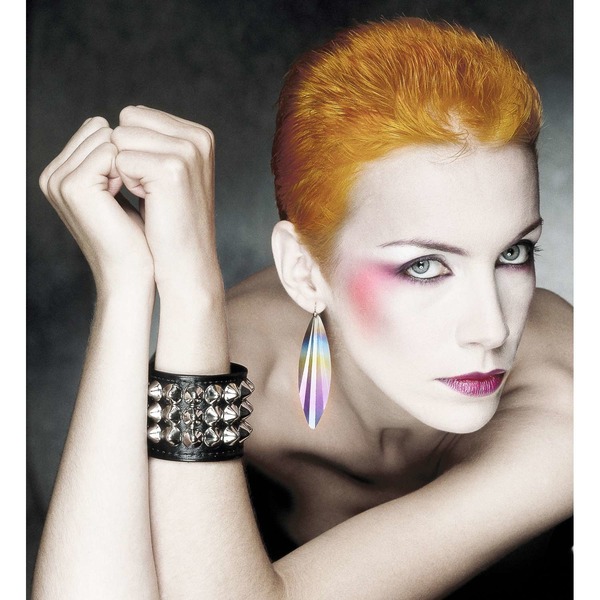 Native d'Aberdeen, avec quel groupe musical Annie Lennox a-t-elle connu une célèbrité mondiale ?