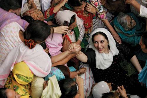 Je suis une femme d'Etat pakistanaise et la première femme élue démocratiquement à la tête d'un pays à majorité musulmane. J'ai été assassinée en décembre 2007 :