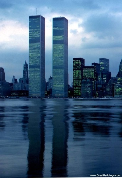 Nous avions été construites de 1969 à 1973. Nous faisions la fierté de la ville de New York. Malheureusement le 11 septembre 2001 nous nous sommes écroulées en raison des attentats. Qui étions-nous ?
