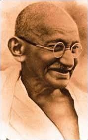 Le 30 janvier 1948, Gandhi est assassiné en se rendant à une réunion de prières. Quel nationaliste hindou sera exécuté (avec son complice) pour ce meurtre ?