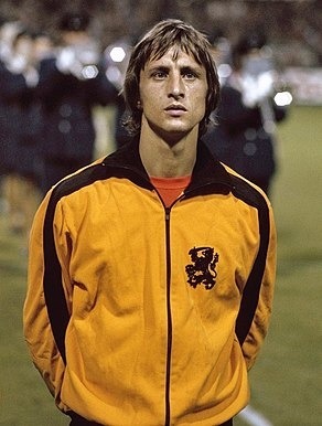 Quel numéro est à jamais associé au légendaire Johan Cruyff ?