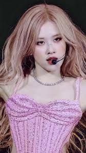 La chanteuse Roseanne Park connait un beau succès avec le titre "Apt" qu'elle chante en duo avec...