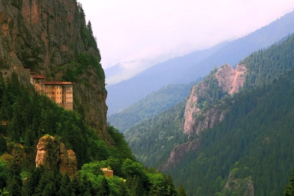 Où peut-on voir le monastère de Sumela ?