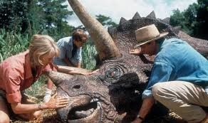 Quel dinosaure (photo) tentent-ils de soigner dans "Jurassic Park" (1993) ?