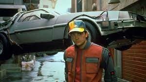 Dans "Retour vers le futur 2" (1989), quel objet attire particulièrement l'attention du vieux Biff Tannen ?