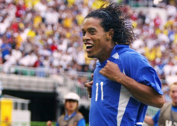 En quart de finale, Ronaldinho élimine l'Angleterre grâce à un but sur.....