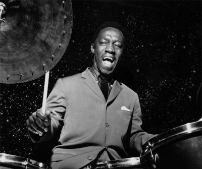 Batteur de Jazz célèbre né en 1919, il s'agit de ?