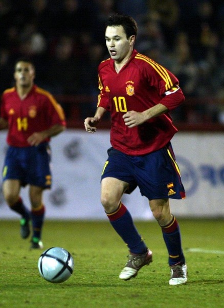 Il fait partie de l'effectif espagnol lors de l'Euro 2004.