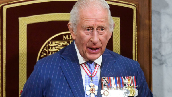 Le Roi du Royaume-Uni est également le Roi du Canada.