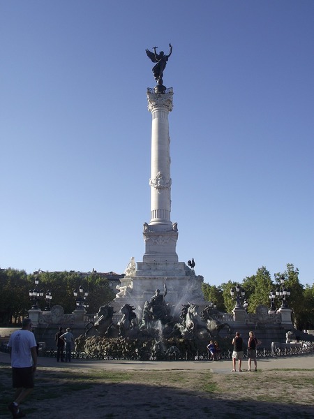 Combien de mètres de haut fait la colonne du monument aux Girondins ?