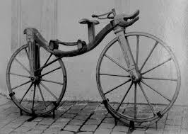 Inventé en 1817, c'est l'ancêtre de la bicyclette...