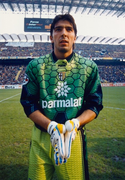 Gianluigi Buffon est toujours là à 42 ans, dans quel club a-t-il débuté sa carrière ?