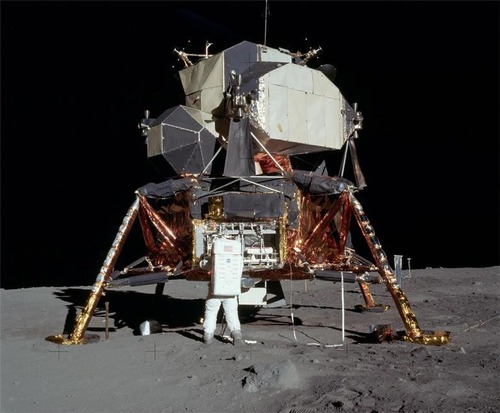À part N.Armstrong, quel autre personne marchait sur la Lune avec lui pour la mission Apollo ?