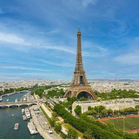 Dans la phrase « Julie fait un tour au pied de la Tour Eiffel », quel est le COD ?