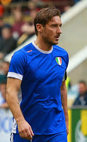 Quel club a retiré le numéro 10 de ses maillots en hommage à Francesco Totti ?