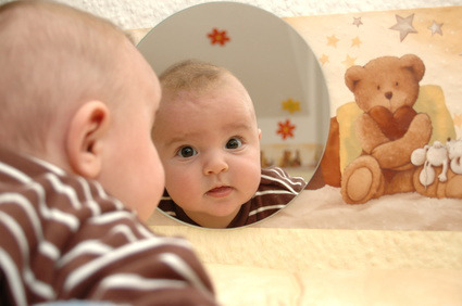 A 4 mois, un bébé peut se reconnaître dans un miroir.