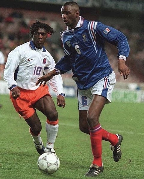 En 1997, il connaît sa première sélection en Bleu face aux Pays-Bas.