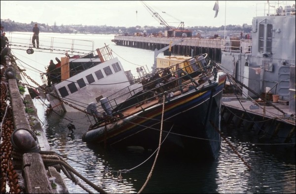 Comment s'appelle le navire de Greenpeace, coulée en 1985 dans le port d'Auckland ?