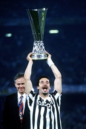 En 1993, il remporte la double finale de la Coupe UEFA face à ...
