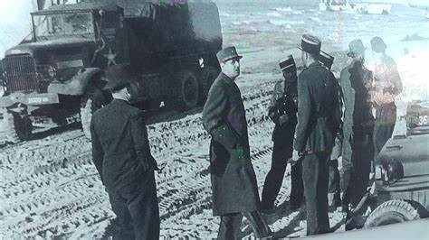 Après le débarquement de Normandie, le 6 juin 1944, le général de Gaulle pose le pied en territoire français sur la plage de...