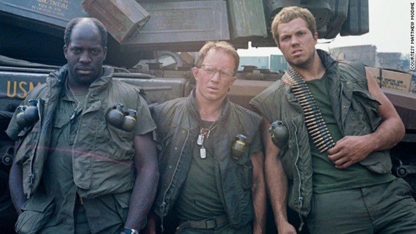 Dans quel film un soldat porte-t-il un casque sur lequel les signes contradictoires « Peace and Love » et « Born to Kill » sont inscrits ?