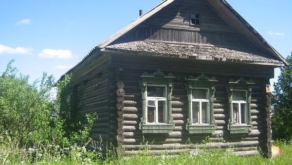 Comment s'appelle l'habitation traditionnelle des paysans russes ?