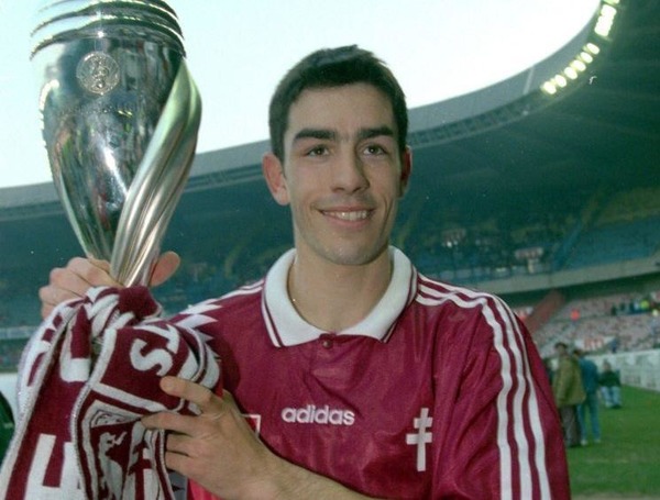 En 1996, il remporte la finale de la Coupe de la Ligue face à ......