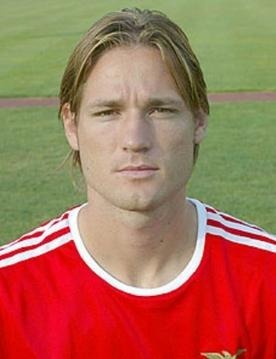 Joueur de Benfica, il s'effondre sur le terrain en 2004 et succombe à un malaise cardiaque, c'est ?