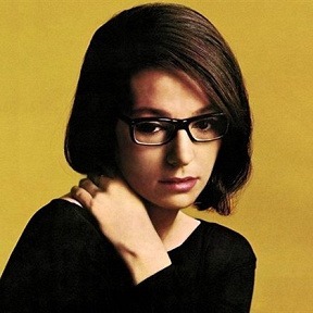 Née à la Canée, elle a chanté dans plus de 10 langues différentes et vendu des millions d'albums dans le Monde. C'est ?