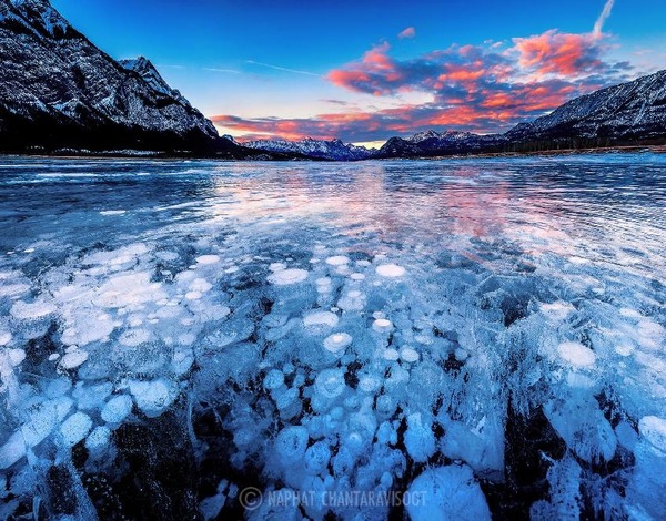 Quel gaz forme des bulles gelées dans les eaux du lac canadien Abraham ?
