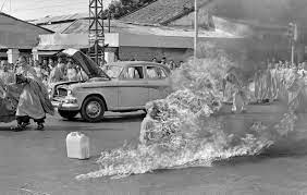 Le 11 juin 1963 à Saïgon, ce bonze s'est immolé par le feu en contestation à la politique anti- bouddhiste menée par le président catholique de l'époque... Ce cliché figure également sur la pochette d'un album du groupe...