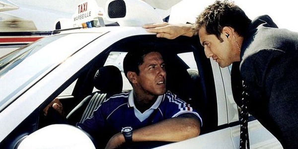Quel acteur conduit le « Taxi » produit par Luc Besson en 1998, 2000 et 2003 ?