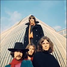 Comment se nomme le chanteur du groupe Pink Floyd ?
