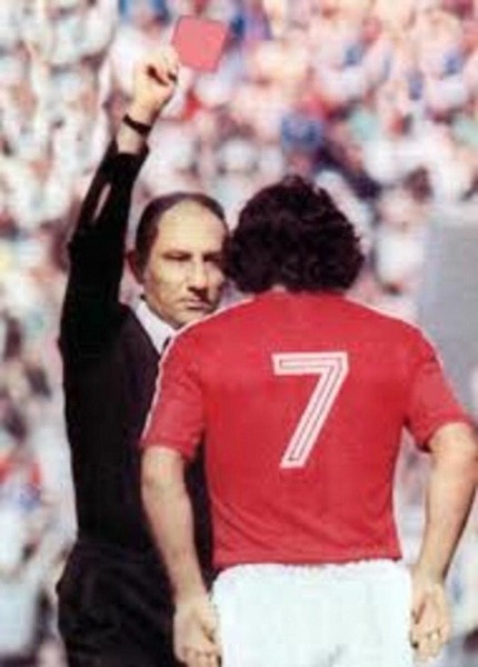 En 1974, il deviendra le premier joueur à recevoir un carton rouge dans un Mondial. Il s'agit de :