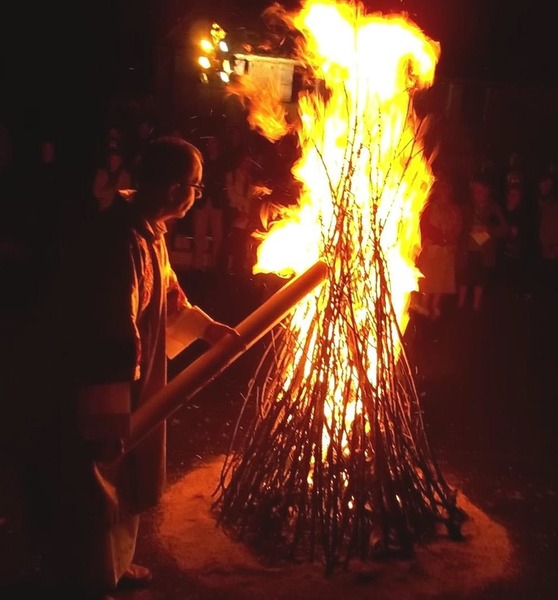 Lors de la célébration de la veillée pascale le samedi soir, un feu est allumé au début de la messe. En Géorgie, quelle tradition a subsisté autour du feu ?