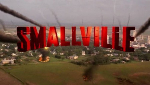 Qui n’a jamais été deuxième, derrière Tom Welling, dans le générique de la série Smallville ?