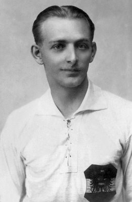 Vedette du football dans les années 20/30, il est aujourd'hui encore considéré comme le meilleur footballeur autrichien de tous les temps. C'est ?