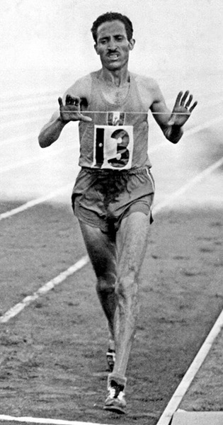 En quelle année Alain Mimoun, né Ali Mimoun Ould Kacha devent-il champion olympique
