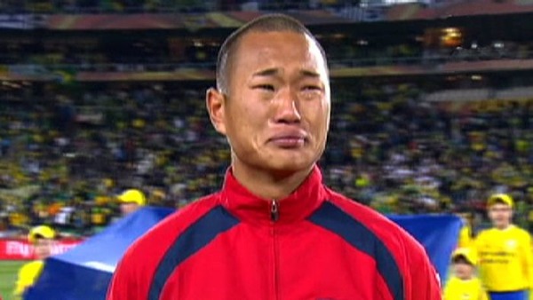 Surnommé "Le Rooney du peuple", il fut le premier nord-coréen à partir jouer en Allemagne et fut connu en 2010 pour ses larmes lors de l'hymne de son pays ?