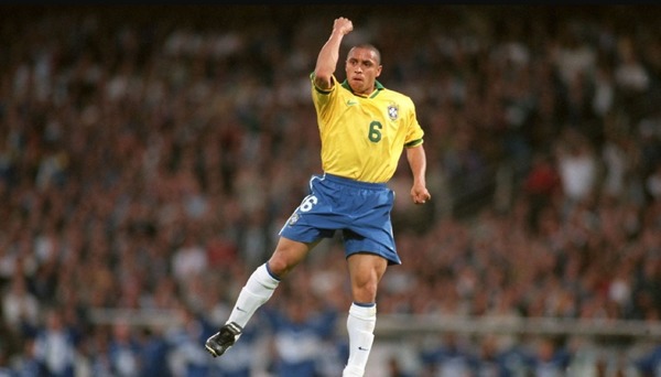 Le 3 juin 1997, Roberto Carlos inscrit un coup-franc d'anthologie face à ......