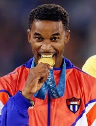 Lui aussi champion olympique au saut en longueur en 2000, le cubain...?